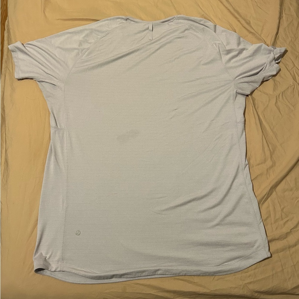 Lululemon Mens active Shirt (purple/pink) - Picture 2 of 3